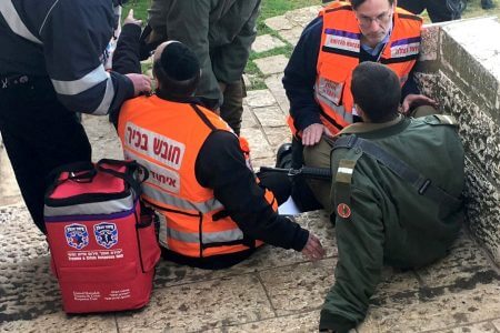 יחידת חוס"ן מטפלים בחייל בפיגוע בירושלים