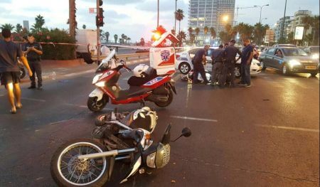 מתנדבי איחוד הצלה בטיפול בתאונת דרכים