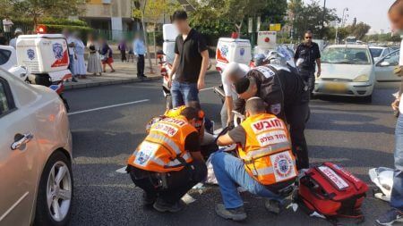 מתנדבי איחוד הצלה בטיפול בתאונת דרכים