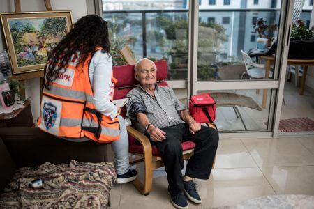 מתנדבת איחוד הצלה תן כבוד
