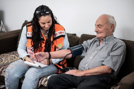 מתנדבת איחוד הצלה תן כבוד