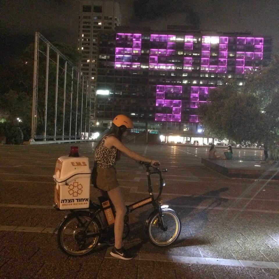 מתנדבת מסביב לשעון כחובשת ביחידת האופניים של איחוד הצלה - ערוץ 2