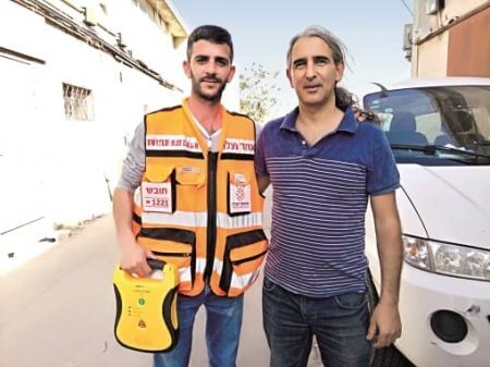 אבוטבול (משמאל) עם הבוס וילקר. שותפים להצלת חיים