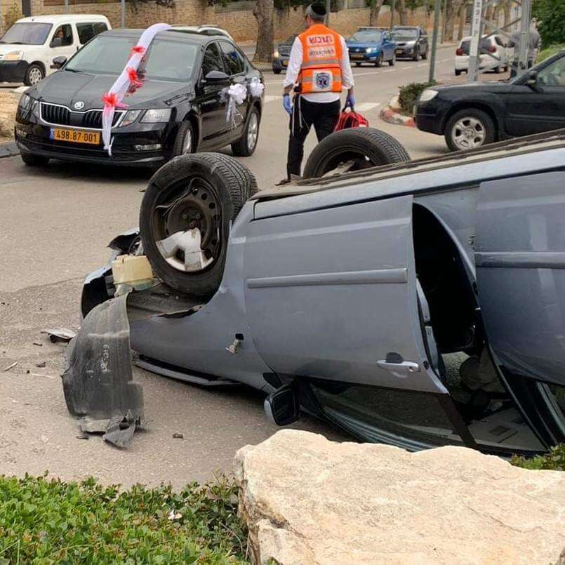 מה עשה רכב חתן בזירת תאונת דרכים בהוד השרון?