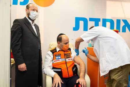 ראשון המתחסנים לקורונה באיחוד הצלה: מנכ"ל הארגון, אלי פולק