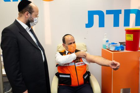 ראשון המתחסנים לקורונה באיחוד הצלה: מנכ"ל הארגון, אלי פולק