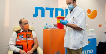 ראשון המתחסנים לקורונה באיחוד הצלה: מנכ