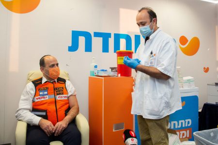 ראשון המתחסנים לקורונה באיחוד הצלה: מנכ"ל הארגון, אלי פולק