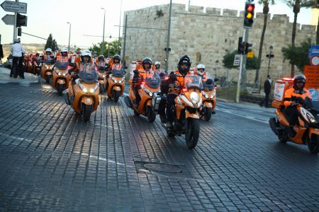 ד"ר מרים אדלסון חנכה 150 אופנועי אמבולנס חדשים של איחוד הצלה