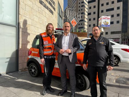אמבולנס חשמלי זעיר הוענק למתנדב שמעניק סיוע באירועי הטרור