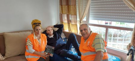 מתנדבי תן כבוד מלווים את שורדי השואה ביום הזיכרון לשואה ולגבורה