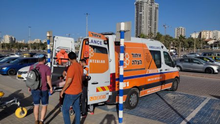 בזכות אמבולנס וצוות מתנדבים קשיש בן 90 זכה לצאת מביתו בבית שמש לבילוי בים.