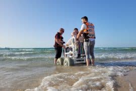 בזכות אמבולנס וצוות מתנדבים קשיש בן 90 זכה לצאת מביתו בבית שמש לבילוי בים.