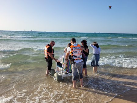 בזכות אמבולנס וצוות מתנדבים קשיש בן 90 זכה לצאת מביתו בבית שמש לבילוי בים.