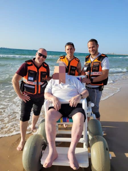 בזכות אמבולנס וצוות מתנדבים קשיש בן 90 זכה לצאת מביתו בבית שמש לבילוי בים.