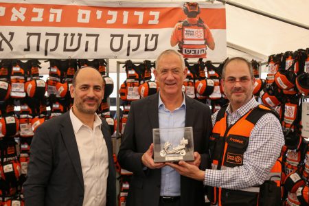 שר הביטחון בני גנץ השתתף בטקס השקת אפודי מגן במהלך ביקור במטה הארצי של איחוד הצלה