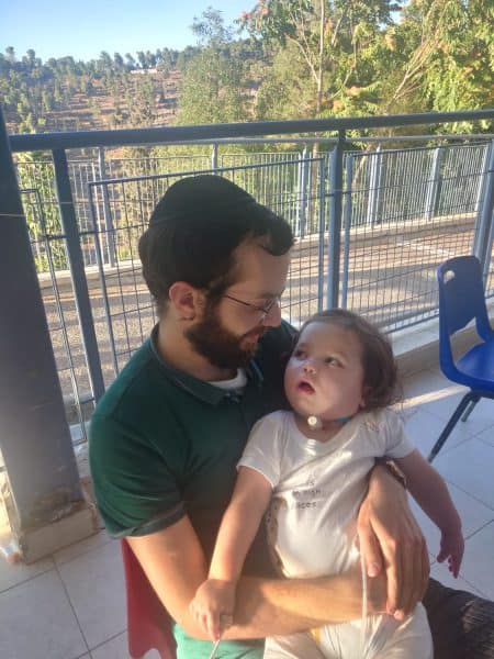 חיים משה רודניצקי עם בנו בבית חולים אלין לשיקום