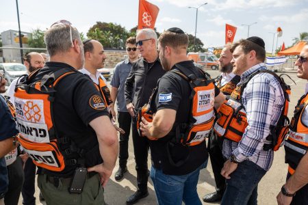 יו״ר המחנה הממלכתי השר בני גנץ, בביקור אצל מתנדבי איחוד הצלה בשטחי הלחימה