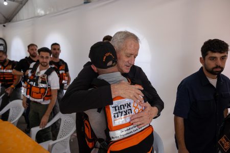 יו״ר המחנה הממלכתי השר בני גנץ, בביקור אצל מתנדבי איחוד הצלה בשטחי הלחימה