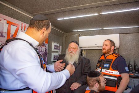 שר השיכון הרב גולדקנופף למתנדבי איחוד הצלה בדרום ״עמדתם בפרץ ונכנסתם לתוך האש להציל חיים״