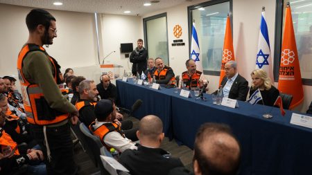 ראש הממשלה נתניהו ורעייתו בביקור במטה איחוד הצלה: "אתם ראויים לכל הכרה על הצלת חיים"