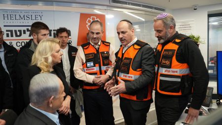 ראש הממשלה נתניהו ורעייתו בביקור במטה איחוד הצלה: "אתם ראויים לכל הכרה על הצלת חיים"