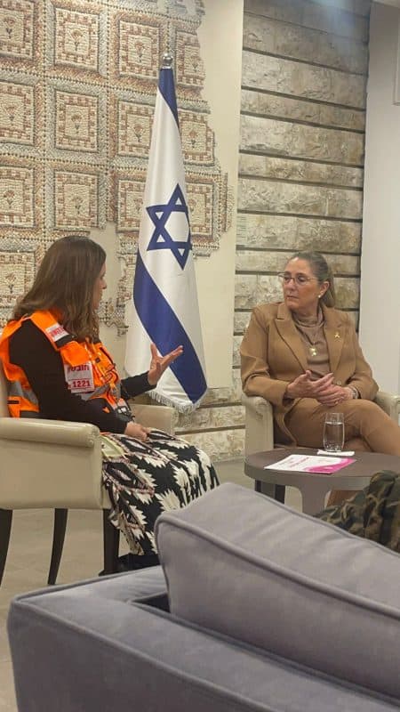 אלמנות ישראליות, בוגרות קורס מיזם "אמא" של איחוד הצלה בביקור אצל רעיית הנשיא