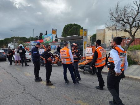 מתנדבי איחוד הצלה טיפלו בפצוע מהפיגוע בירושלים