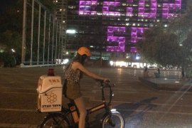 מתנדבת מסביב לשעון כחובשת ביחידת האופניים של איחוד הצלה - ערוץ 2