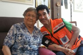 יום הולדת 95 עם חבר צעיר: הקשר המיוחד בין ניצולת שואה לפרמדיק