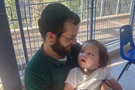 חיים משה רודניצקי עם בנו בבית חולים אלין לשיקום