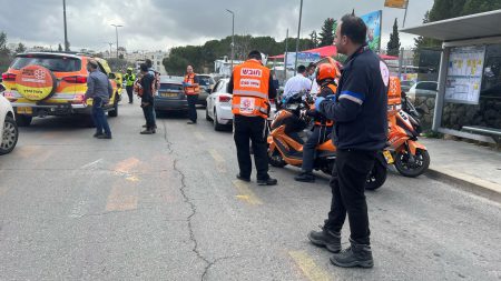 מתנדבי איחוד הצלה טיפלו בפצוע מהפיגוע בירושלים