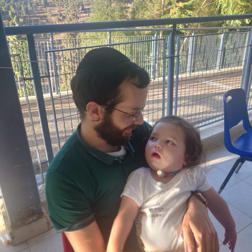 חיים משה רודניצקי עם בנו בבית חולים אלין לשיקום